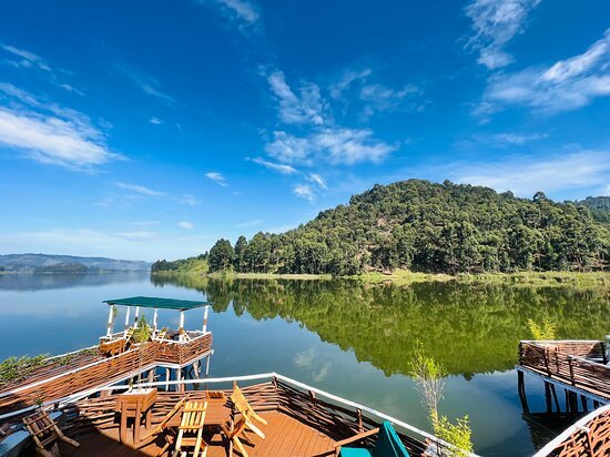 relaxing lake bunyonyi